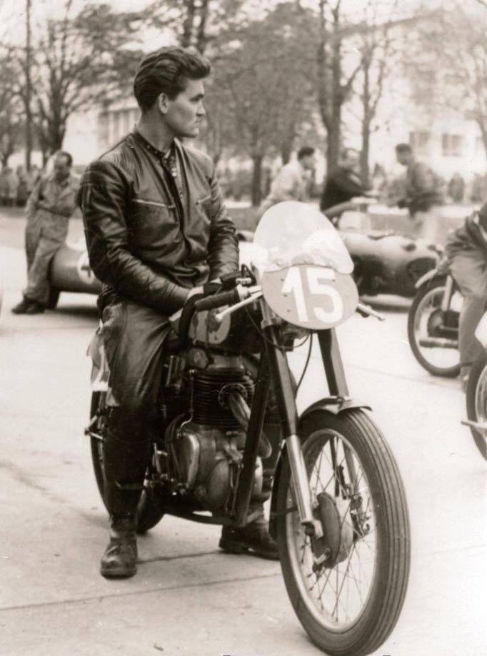 Na start silničního závodu na brněnském výstavišti se Vladimír Dubšík (82) postavil v roce 1960 s továrním Esem 350 a vyhrál. Vladimíra diváci letos na Revivalu opět uvidí na motocyklu.