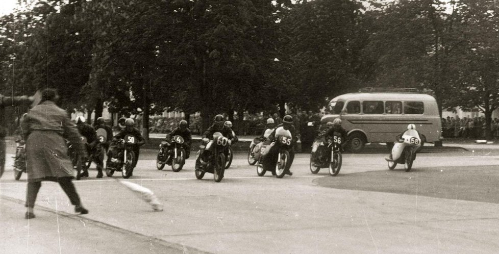 Závod motocyklů na brněnském výstavišti v roce 1959 právě odstartoval.