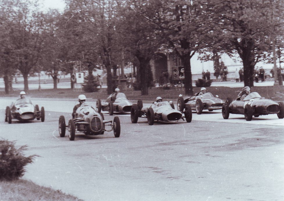 Start závodu formulí při rychlostním závodu o cenu města Brna v dubnu roku 1963