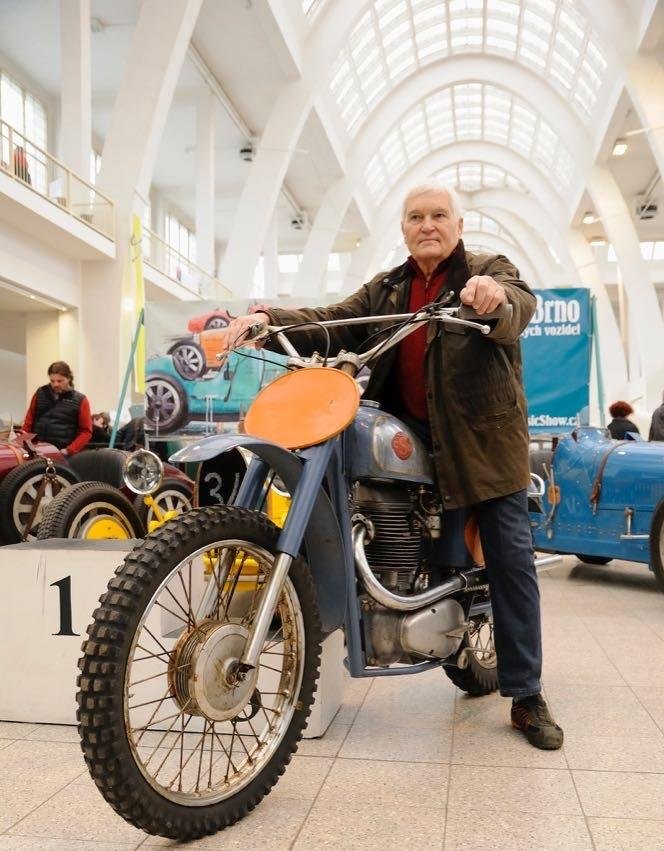 Na start silničního závodu na brněnském výstavišti se Vladimír Dubšík (82) postavil v roce 1960 s továrním Esem 350 a vyhrál. Vladimíra diváci letos na Revivalu opět uvidí na motocyklu.