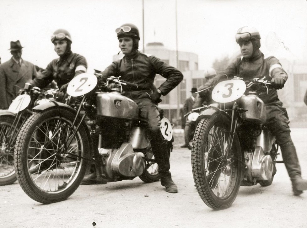 Motocyklisté čekají v roce 1935 na startovní čáře závodu po brněnském výstavišti.