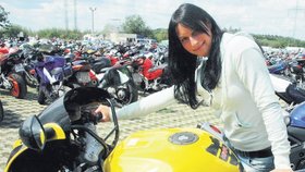 Zaparkované motorky obdivovala i Šárka (19)