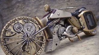 Nadšený kutil rozebírá staré hodinky a vytváří z nich dokonalé miniaturní motorky. Podívejte se