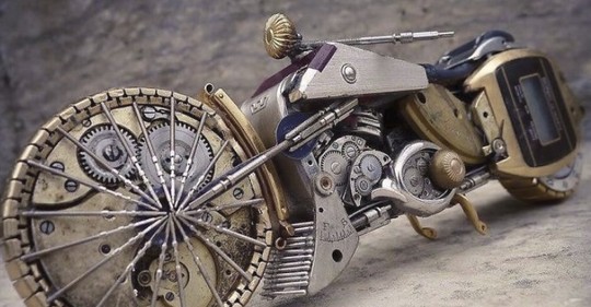 Nadšený kutil rozebírá staré hodinky a vytváří z nich dokonalé miniaturní motorky. Podívejte se