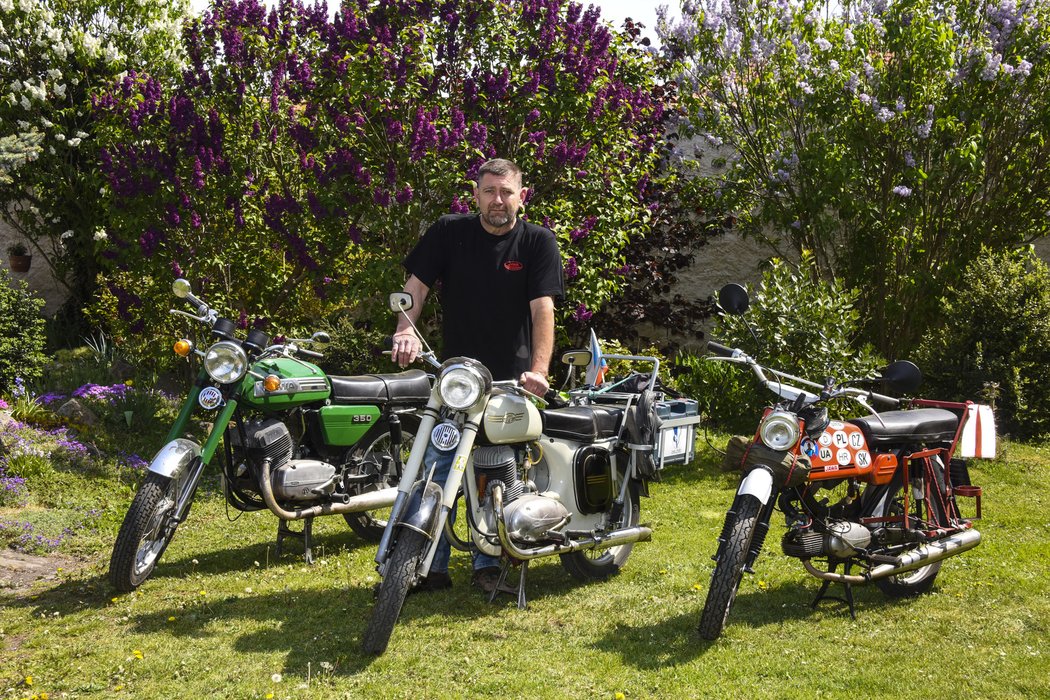 Tři nejoblíbenější Sojkovy stroje (zleva): Jawa 350 typ 634 z roku 1974, Jawa 250 typ 353 z roku 1956 a konečně Jawa 50 typ 23A Mustang