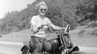 Rebelky bez příčiny: Unikátní fotografie ženského motorkářského gangu ze 40. let