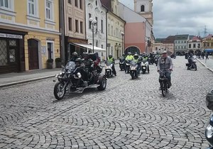 Takhle v Kadani zahájili motorkářskou sezonu.