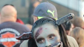 Zombie se připravují na večerní běh zombie run.