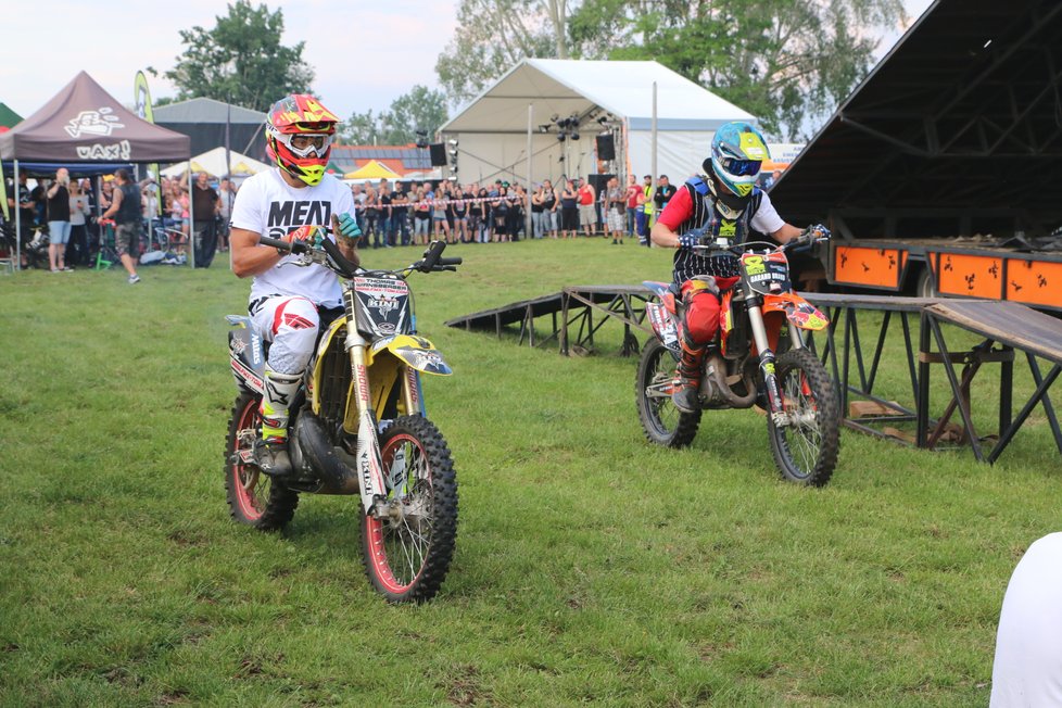 Pětice freestylistů doslova létá na motorkách, jejich kousky berou dech.