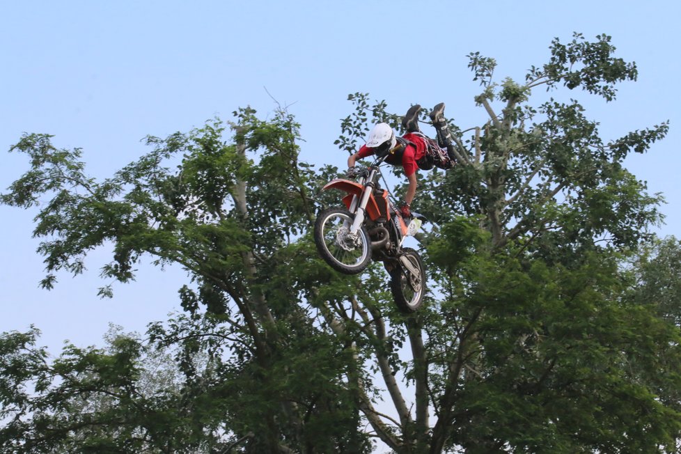 Pětice freestylistů doslova létá na motorkách, jejich kousky berou dech.