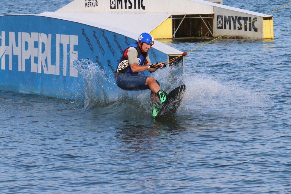 Zajímavým zpestřením pro návštěvníky je možnost vyzkoušet si wakeboarding.