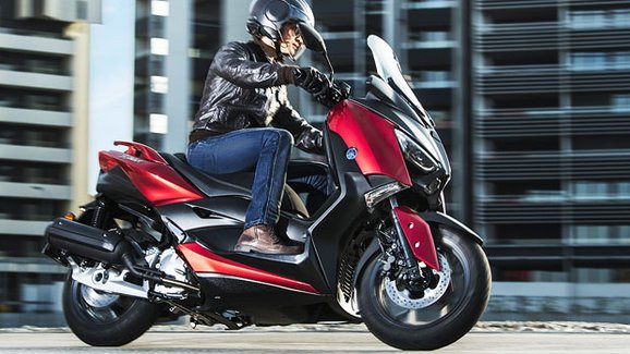 Yamaha X-Max 125 míří ve stopách větších příbuzných do městských ulic