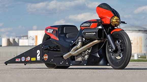 Harley-Davidson Street Rod se proměnil v ostrý dragster