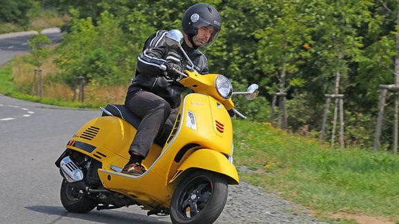 Vespa GTS 125ie Super Sport ABS: Testujeme ikonický skútr!