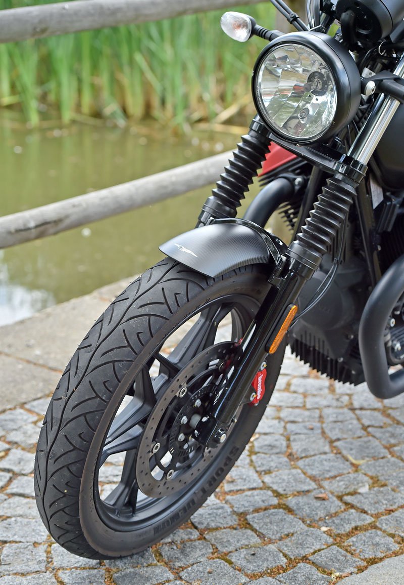 Moto Guzzi V7 III Carbon