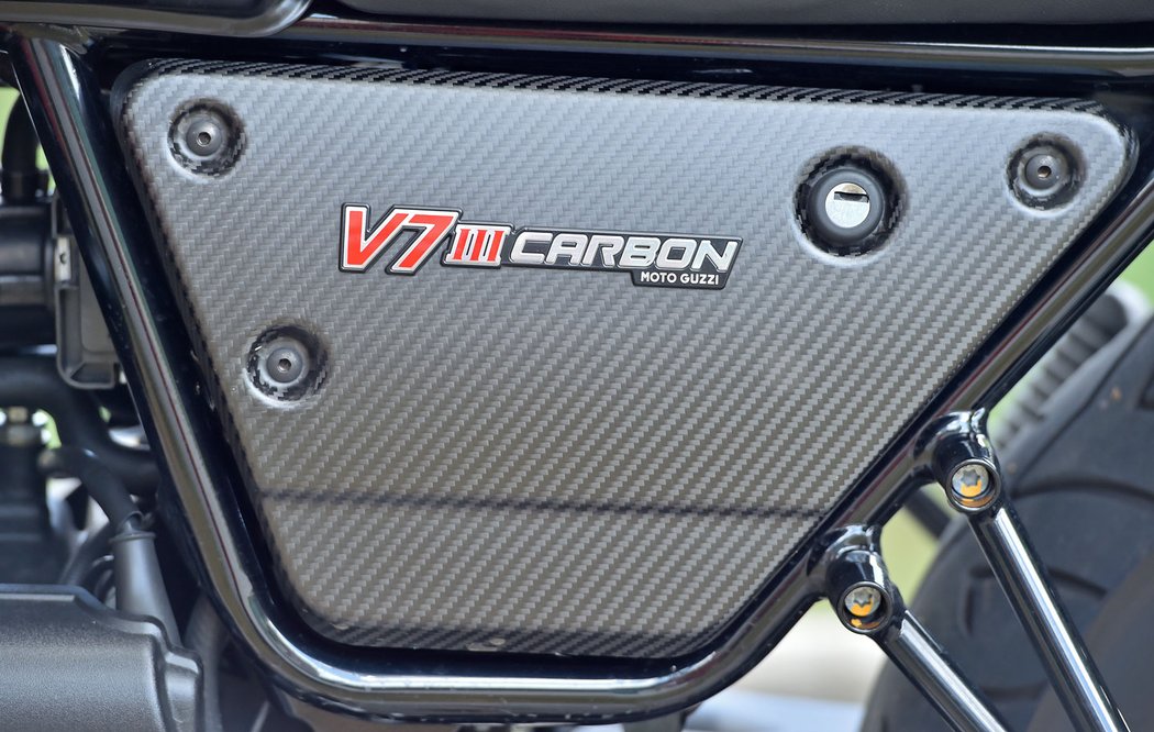 Verze s karbonovými blatníky a bočními panely vznikne jen 1921 číslovaných kusů. Šarže odkazuje na rok, kdy byla založena značka Moto Guzzi.