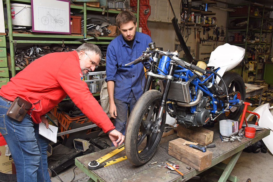 Jak studenti vyvíjejí závodní motorky