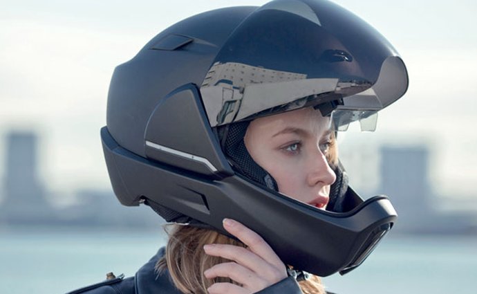 Motocyklová helma blízké budoucnosti: Vidí i dozadu!