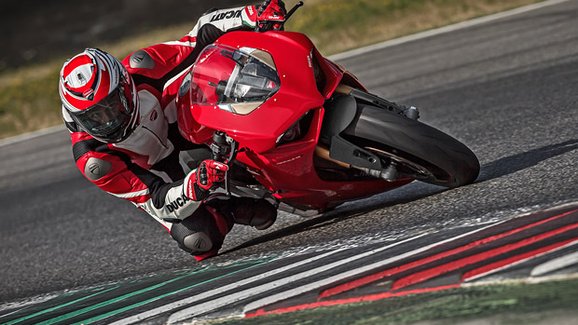 Ducati Panigale V4: Čtyřválcová revoluce. Italská legenda opouští dvouválec!