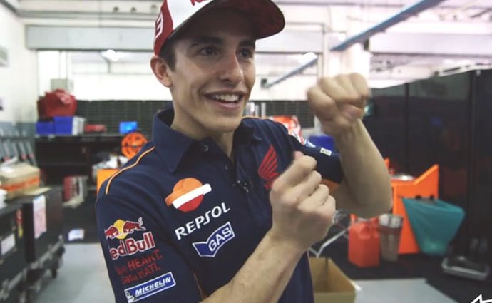 Video: Piloti MotoGP a jejich znaková řeč. Bez rukou se nedomluví!