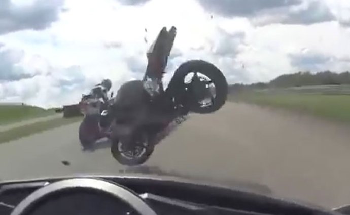 Video: Pozor, poletí motorka