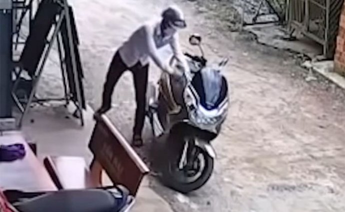Video: Zloděje motorek jen tak něco neodradí
