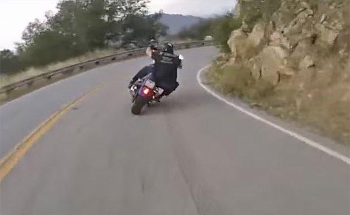 Video: Takhle se řežou zatáčky na Harley-Davidsonu