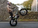 Tourist Trophy po zadním kole? Dougie Lampkin to dokázal!