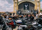 Tisíce motorkářů projely Prahou na oslavu výročí Harley-Davidson