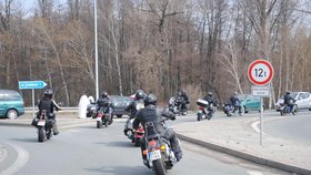 Krátce před polednem motorkáři projeli popsledním kruhovým objezdem a Poděbrady už byly na dohled