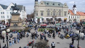 Náměstjí Jiřího z Poděbrad bylo během chvíle plné motocyklů i lidí