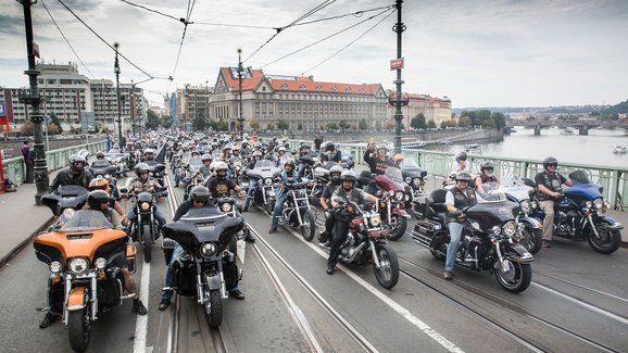 Do Prahy se sjedou o víkendu tisíce motorek Harley-Davidson