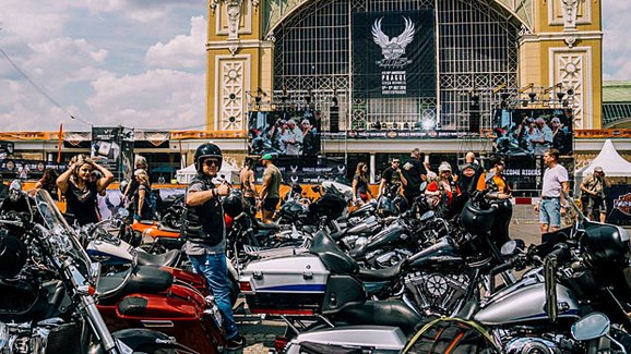 Tisíce motorkářů projely Prahou na oslavu výročí Harley-Davidson