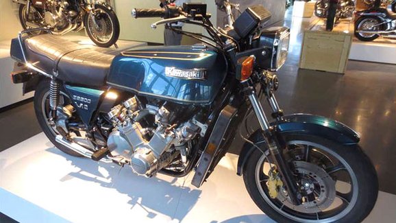 Kawasaki Z2300 V12 je nádherný a zároveň šílený motocykl