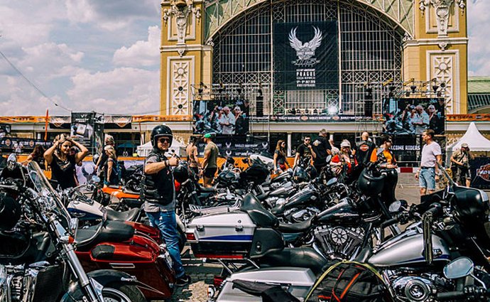 Tisíce motorkářů projely Prahou na oslavu výročí Harley-Davidson