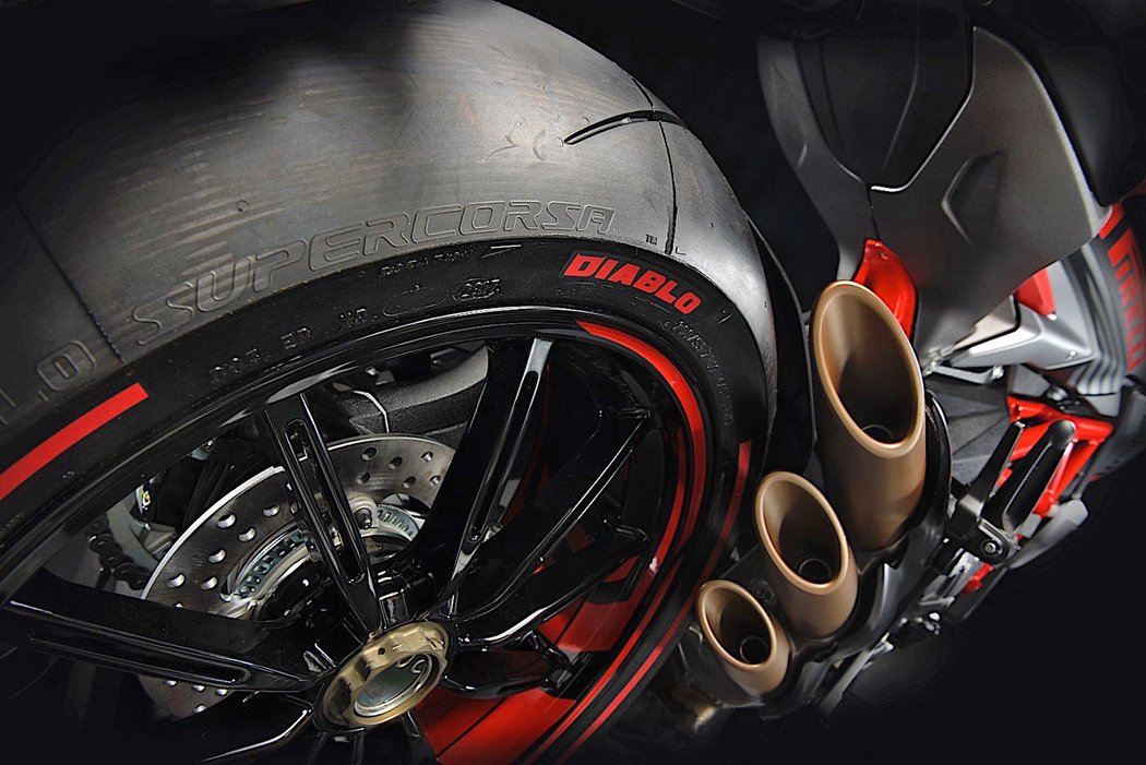 MV Agusta Brutale 800 RR Pirelli