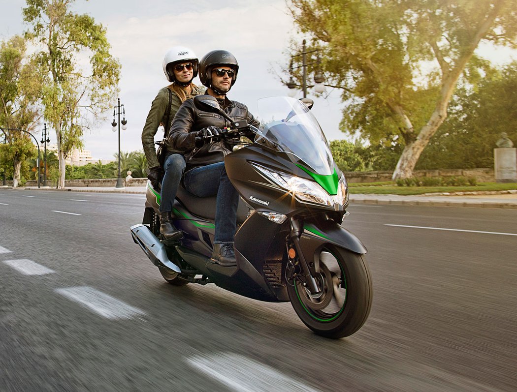 Kawasaki lehce osvěžila skútry J125 a J300