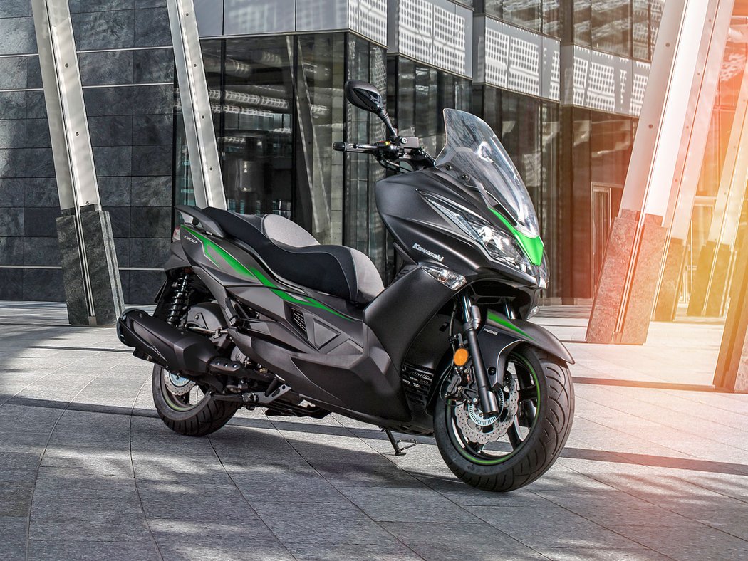 Kawasaki lehce osvěžila skútry J125 a J300