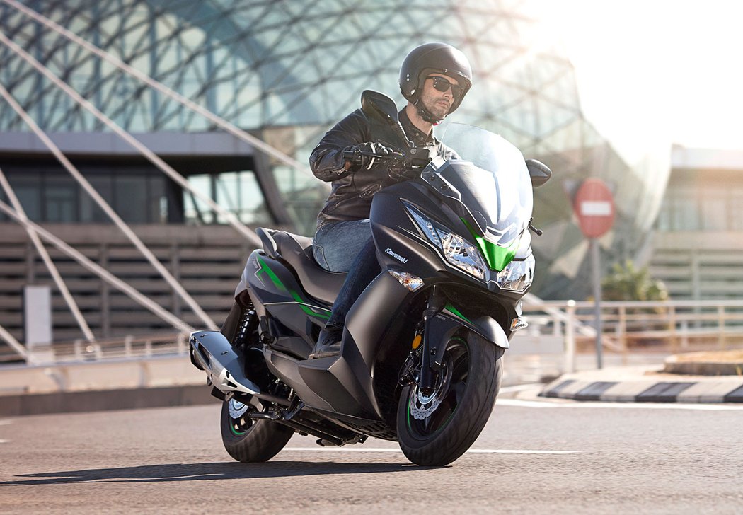 Kawasaki lehce osvěžila skútry J125 a J300