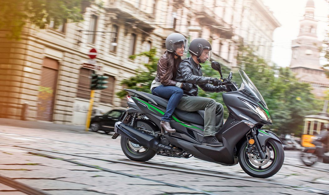 Kawasaki lehce osvěžila skútry J125 a J300