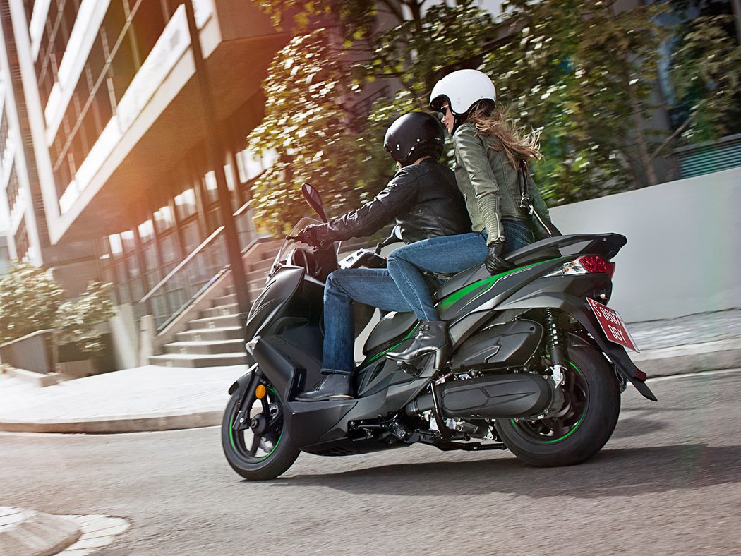 Kawasaki lehce osvěžila skútry J125 a J300