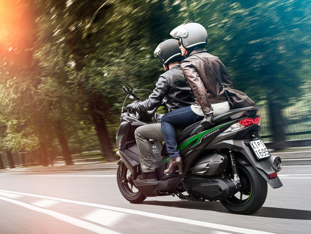 Kawasaki lehce osvěžila skútry J125 a J300