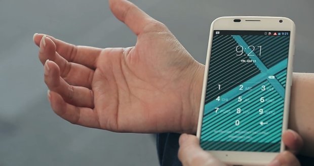 Prvním mobilem, který technologii využívá, je Motorola Moto X.