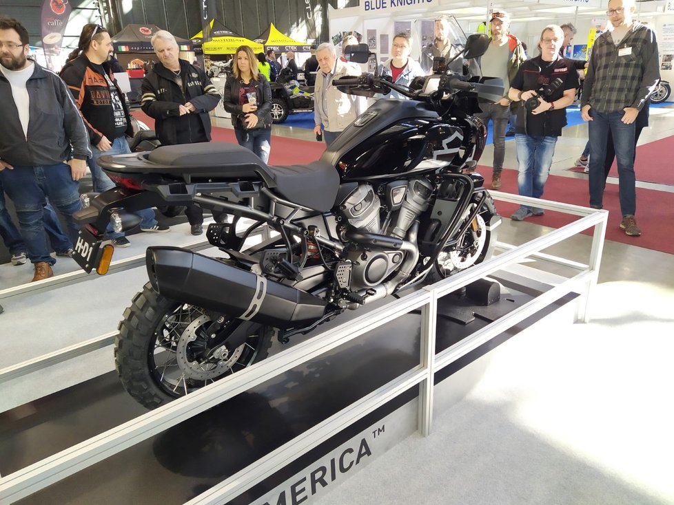 Prototyp Harley Davidson Pan America o síle 134 koní je jedním z hlavních taháků právě zahájeného Motosalonu v Brně. V Česku je k vidění poprvé.