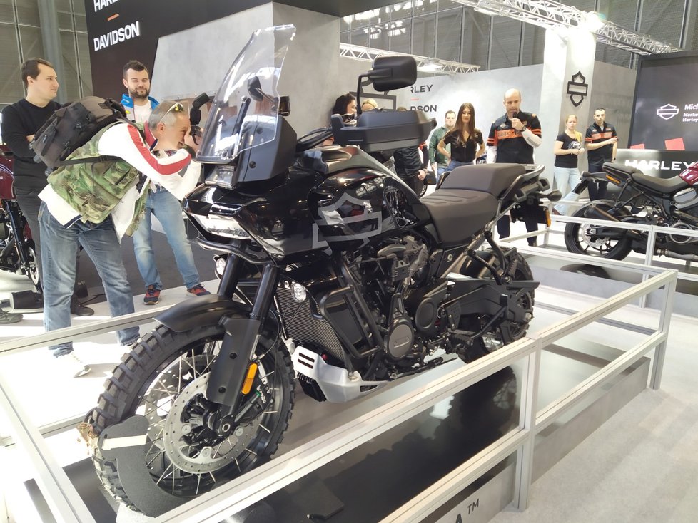 Ze starších ročníků: Prototyp Harley Davidson Pan America o síle 134 koní, je jedním z hlavních taháků právě zahájeného Motosalonu v Brně. V Česku je k vidění poprvé.