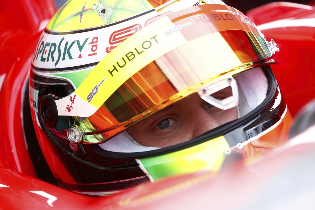 Mick Schumacher už se projel i v monopostu Ferrari