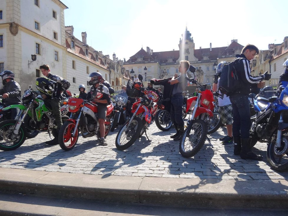 Motorkáři se scházejí ve Valticích u místního zámku.
