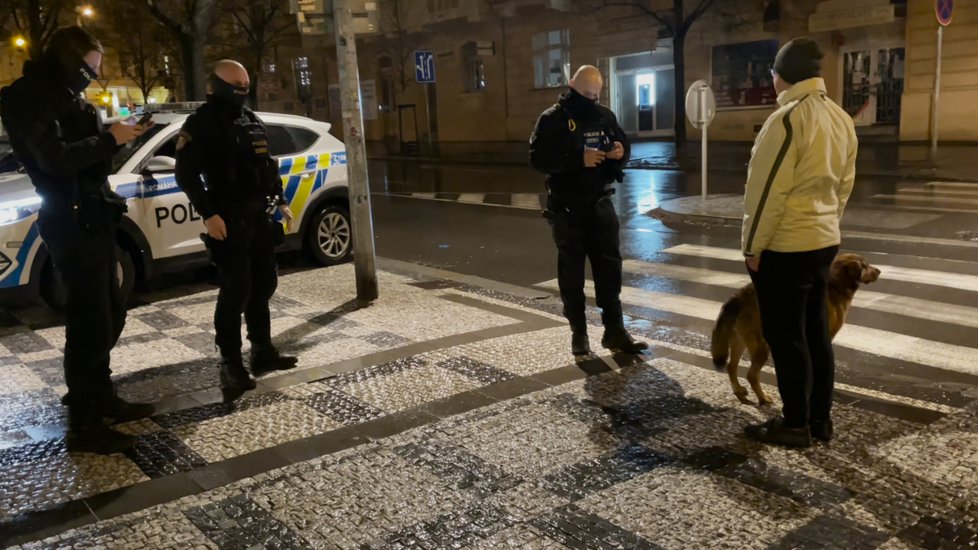 Muž se psem byl legitimován policií