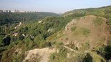 Sténání a volání o pomoc: Mladík (21) skočil ze skály v Prokopáku! Vysvobodili ho hasiči