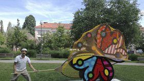 Uměleckou instalaci Garden Butterfly na Ortenovo náměstí „zdobí“ síť.